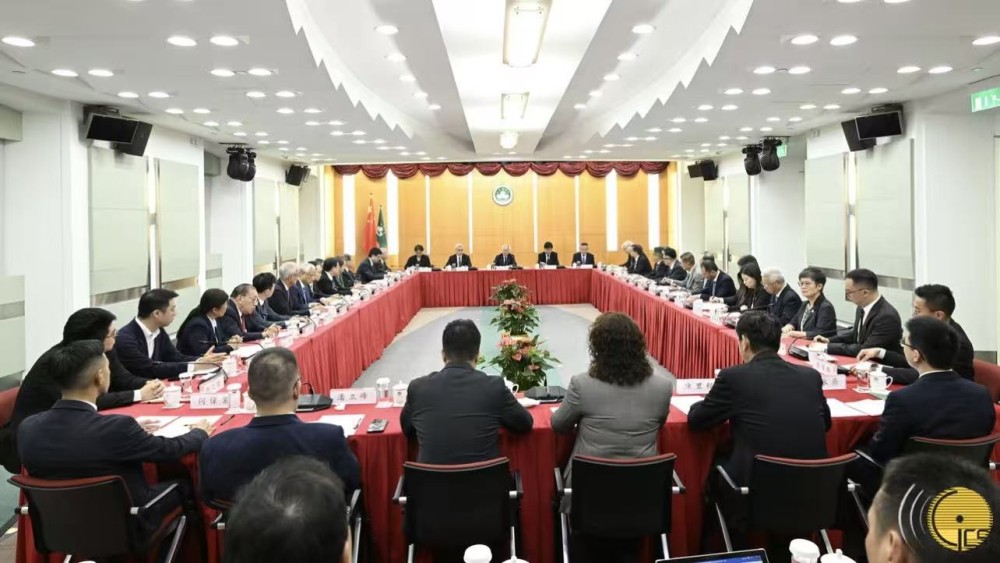 行政長官岑浩輝與工商、金融界社團代表座談，就制定2026年財政年度施政報告聽取意見和建議。